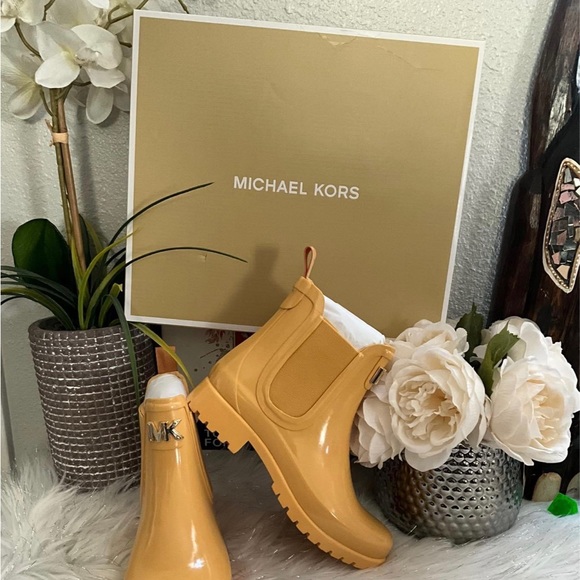 Michael Kors Sidney Pull on Boots 8 - Picture 1 of 2
